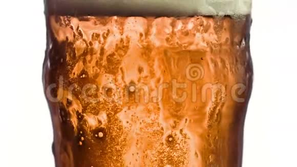 超慢运动中溢出的啤酒杯视频的预览图