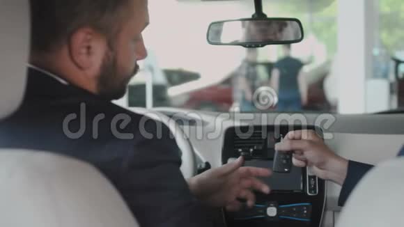 售货员从一辆新汽车里给了一个钥匙商人视频的预览图