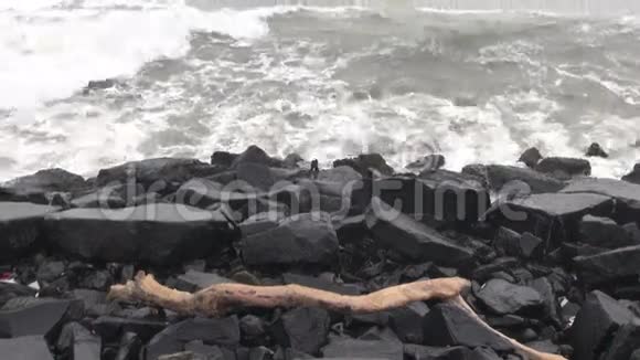印度孟加拉湾海浪和黑海岸石头视频的预览图