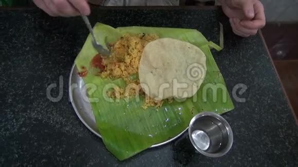 印度南部香蕉叶上吃素米饭的游客视频的预览图