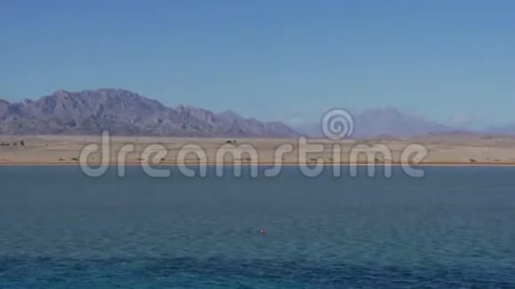 从游艇上观赏海景视频的预览图