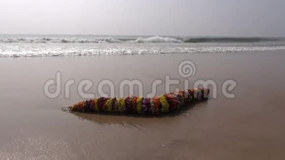 印度教礼花花环和孟加拉湾海滩海浪视频的预览图