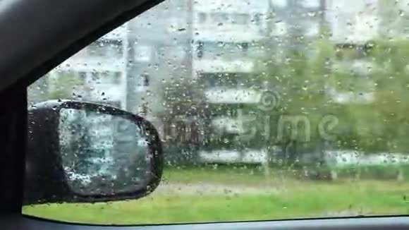 秋季阴雨天气从车内视频的预览图