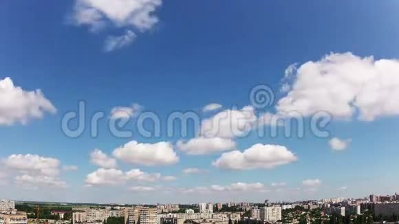 城市上空的云很快时光流逝视频的预览图