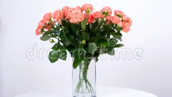 花花束白色背景上的旋转花的组成由桉树香菜玫瑰奶油的恩典组成视频的预览图