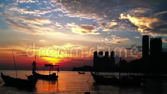 美丽的日出在马来西亚坦戎邦加槟城视频的预览图