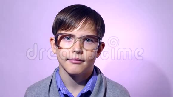 少年学校男生书呆子眼镜的肖像视频的预览图