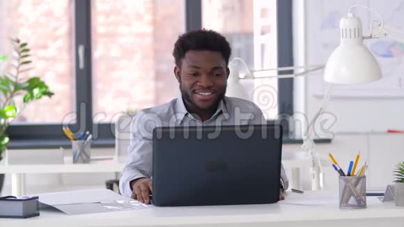商务人员在办公室的笔记本电脑上进行视频聊天视频的预览图