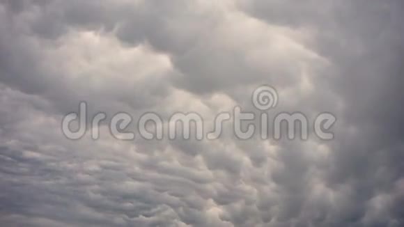 黄石国家公园上空的风暴云视频的预览图