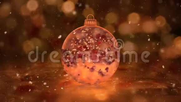 圣诞旋转金冰玻璃包雪花红色花瓣背景环视频的预览图