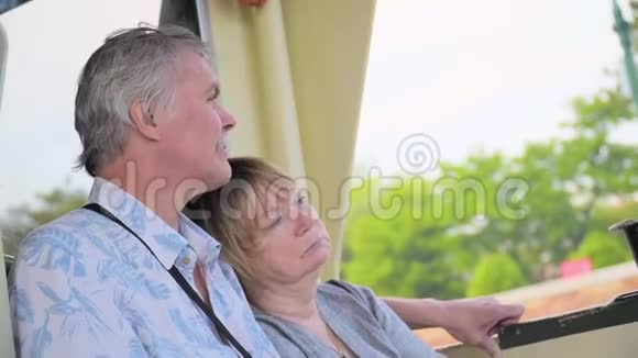 老年夫妇在乘船旅行中放松视频的预览图