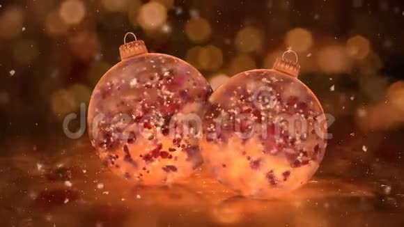 两个旋转圣诞金冰玻璃包布雪红花瓣背景环视频的预览图