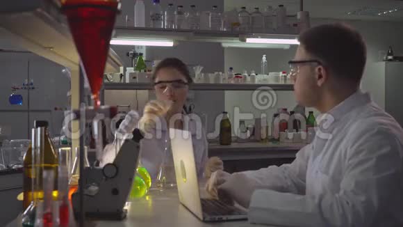 科学家和助理晚上在实验室工作视频的预览图