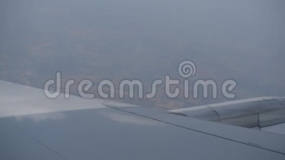 飞机机翼穿过窗框和天空背景视频的预览图
