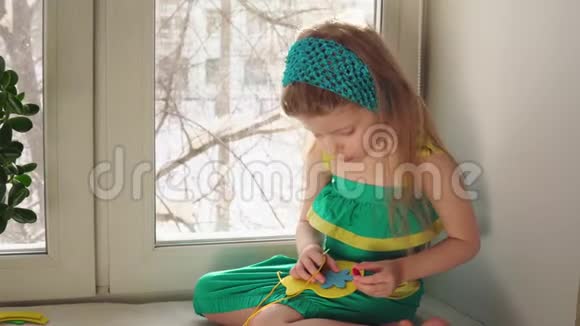 可爱的小女孩缝一个手提包视频的预览图