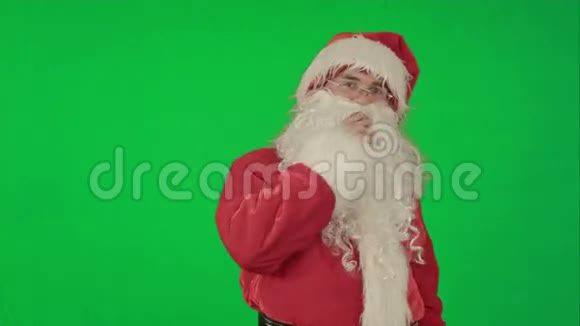圣诞老人穿着服装在绿色屏幕上跳舞视频的预览图