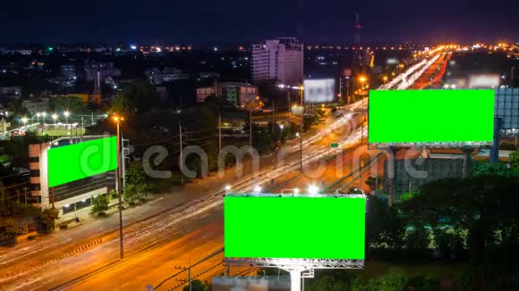 公路和三个大广告牌g视频的预览图