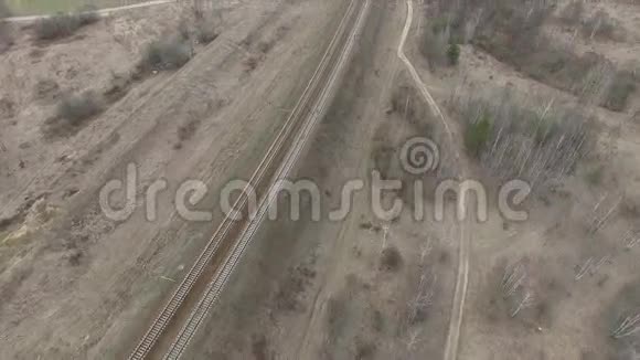 飞越铁路环绕乡村视频的预览图