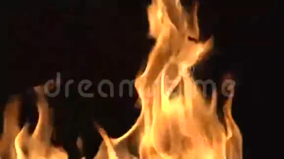 天然气或油井或破裂的石油管道上的巨大夜间火灾视频的预览图