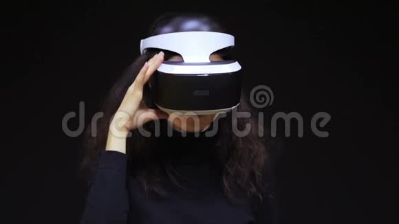 女人带着虚拟现实的VR眼镜虚拟增强现实头盔中的年轻女孩VR耳机未来技术概念视频的预览图