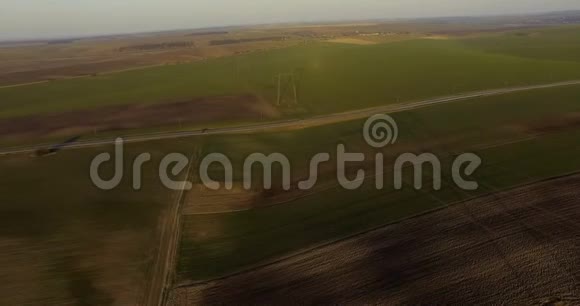 鸟瞰田园春牧场和耕地4K视频的预览图