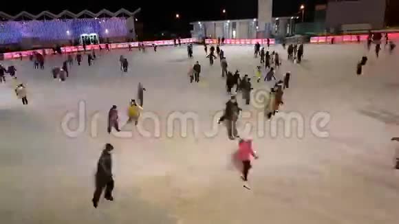 人们在公园的溜冰场上滑冰视频的预览图