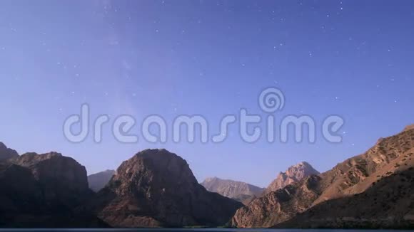 在湖边过夜放大塔吉克斯坦伊斯坎德库勒视频的预览图