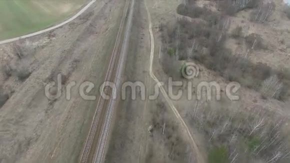 飞越铁路环绕乡村视频的预览图