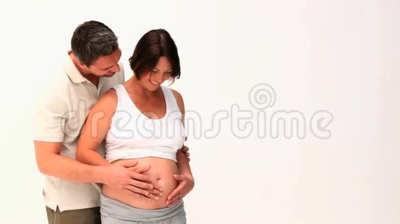 男人抚摸孕妇的腹部视频的预览图