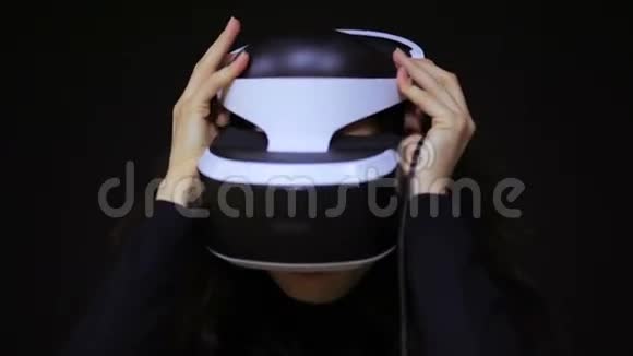 女人带着虚拟现实的VR眼镜虚拟增强现实头盔中的年轻女孩VR耳机未来技术概念视频的预览图