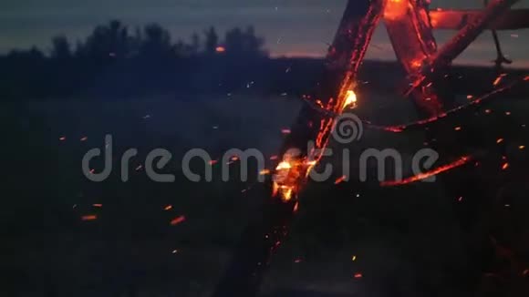 木结构在夜间被火花灼烧视频的预览图