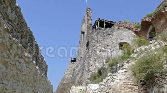 德瓦城堡遗址一个内部部分的全景视频的预览图
