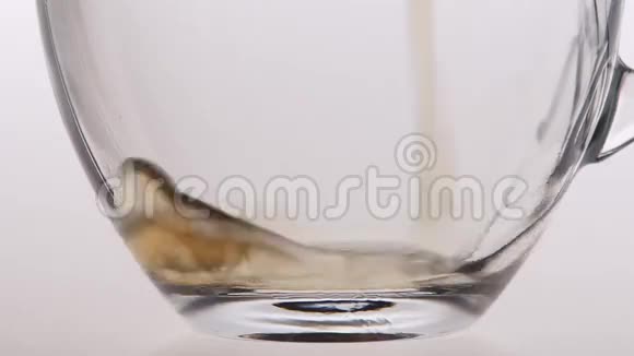 特写镜头茶倒在透明的杯子里视频的预览图