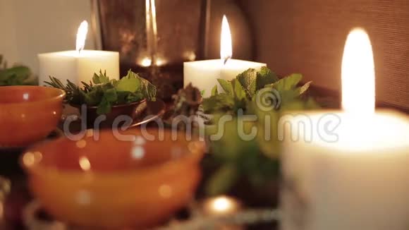 燃烧蜡烛和美丽的装饰视频的预览图