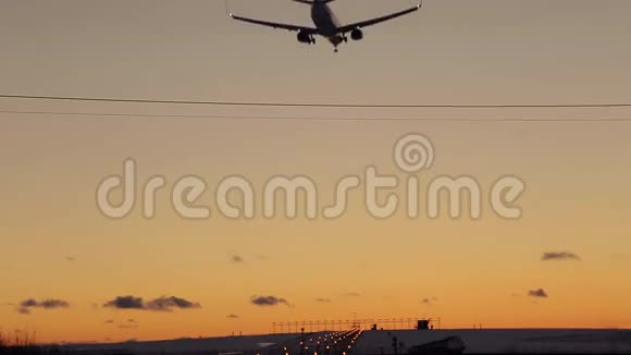 日落时飞机在机场降落视频的预览图