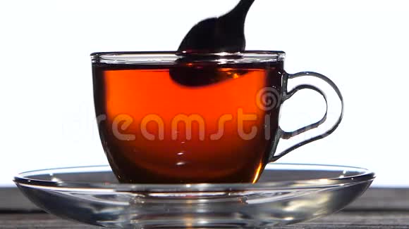 茶匙在玻璃杯中搅拌饮料特写视频的预览图