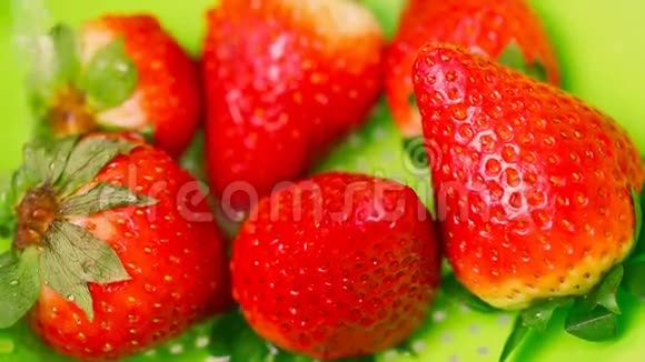 下面是新鲜多汁的草莓视频的预览图