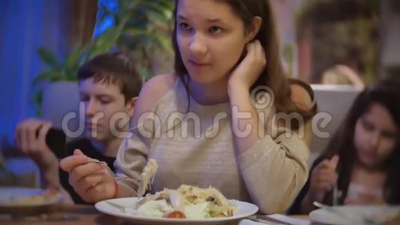 少女在快餐店吃沙拉一群朋友坐在咖啡馆里视频的预览图