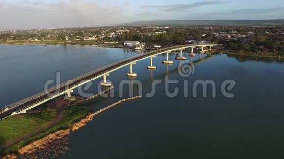 欣德马什岛戈瓦桥的鸟瞰图视频的预览图