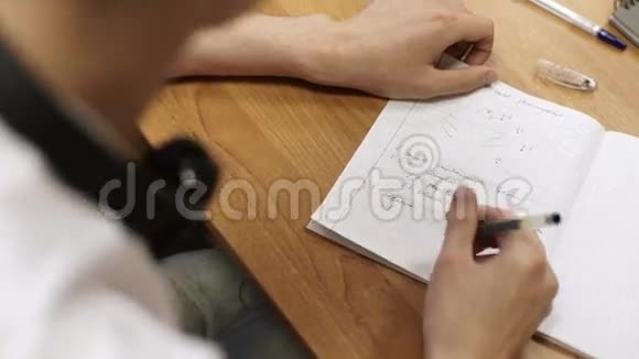 他在课堂上用笔记本写作视频的预览图