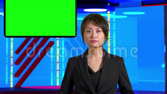 亚洲女新闻主播在虚拟电视工作室原创设计元素视频的预览图