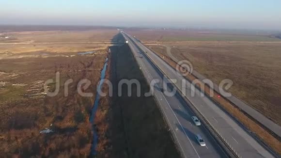 从上面看到的高速公路视频的预览图