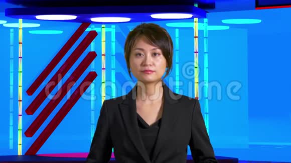 亚洲女新闻主播在虚拟电视工作室原创设计元素视频的预览图