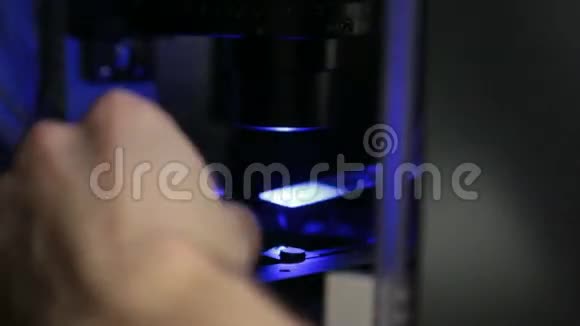 现代显微镜特写样品中插入样品视频的预览图