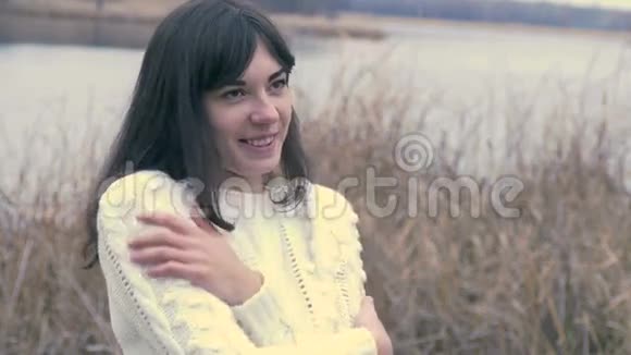 女孩子穿着白色夹克冷冷地搓手视频的预览图