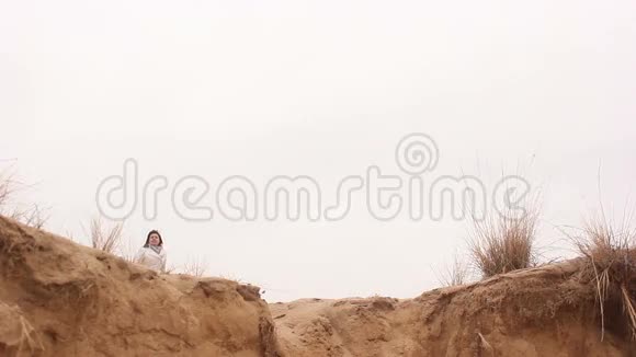 女人跳跃大自然秋天的沙滩视频的预览图