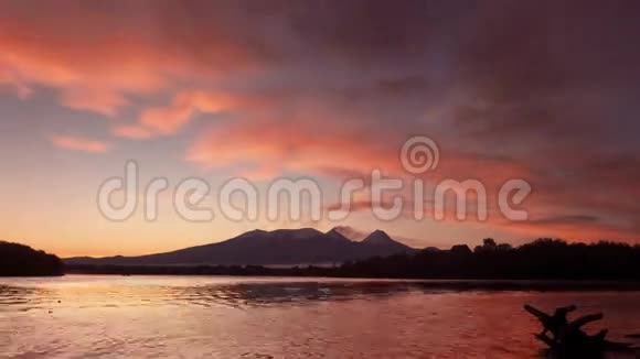 库切夫斯卡亚火山上空美丽的日出在堪察加河中倒影视频的预览图