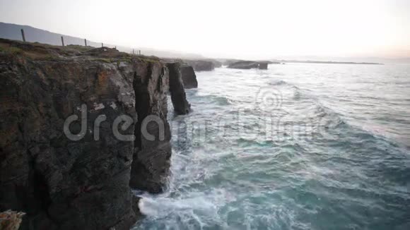 西班牙里巴多海岸的悬崖视频的预览图