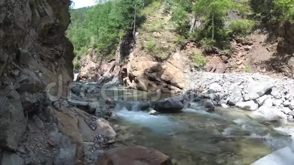 旅行者在行动摄像机上探索一条山河视频的预览图