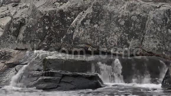 林维尔瀑布大型岩石上的水流视频的预览图